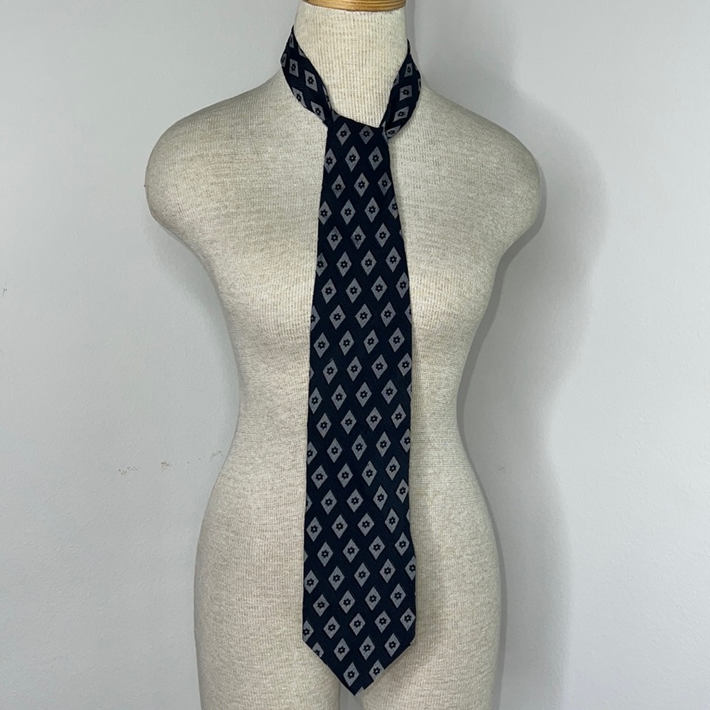 🔹 Giorgio Armani Silk Blend Tie